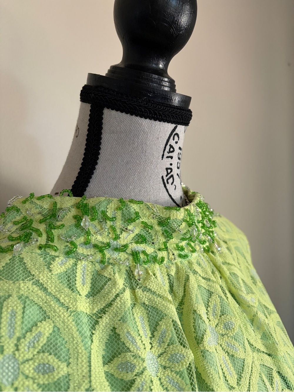 Vintage 1960’s lace lime green shift dress with beaded collar and back bow - Picture 3 of 15